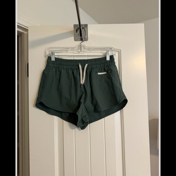 Vuori Clementine 2.0 Short 2.5" in Marsh | Size S - Picture 4 of 5